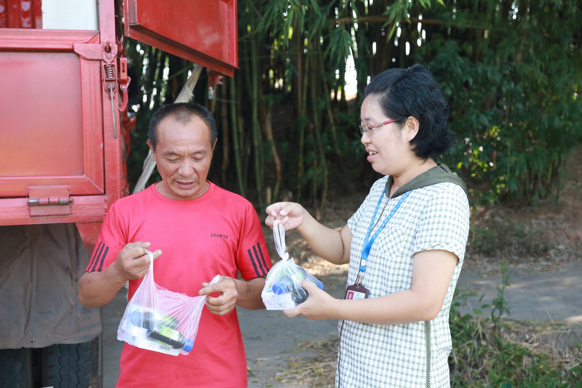 合江縣農(nóng)業(yè)農(nóng)村局為跨區(qū)機(jī)收送“清涼” 第 2 張