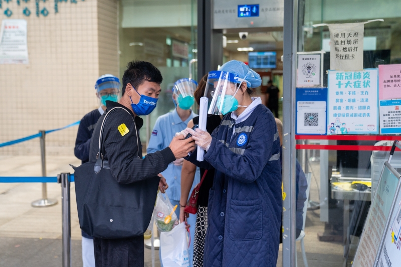 上萬名員工堅守崗位 四川大學(xué)華西醫(yī)院門急診有序進行 第 1 張