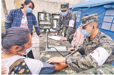 搶救生命 全力救災(zāi)——解放軍和武警部隊(duì)支援四川地震72小時(shí)直擊