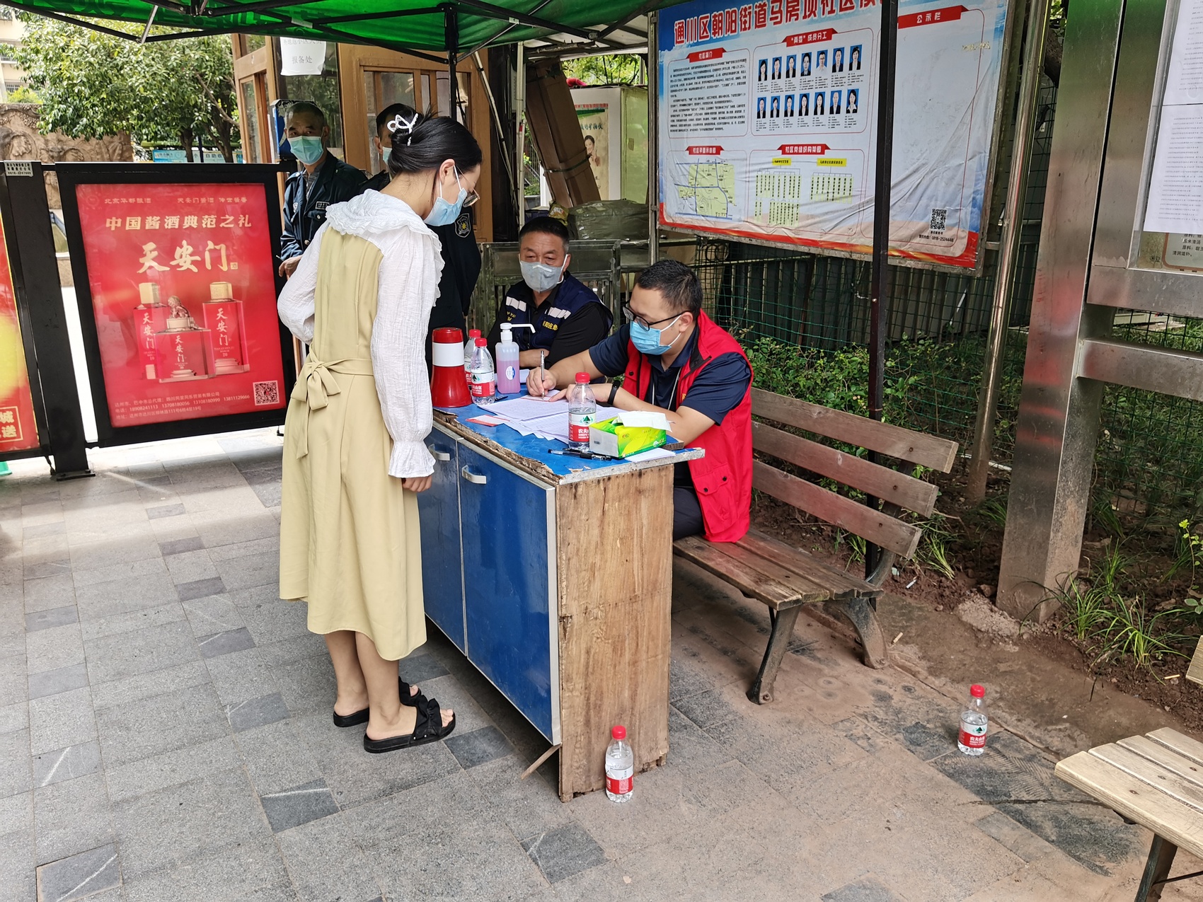 全省各級(jí)黨組織和黨員干部積極下沉抗疫一線,，群眾有了“主心骨” 第 3 張