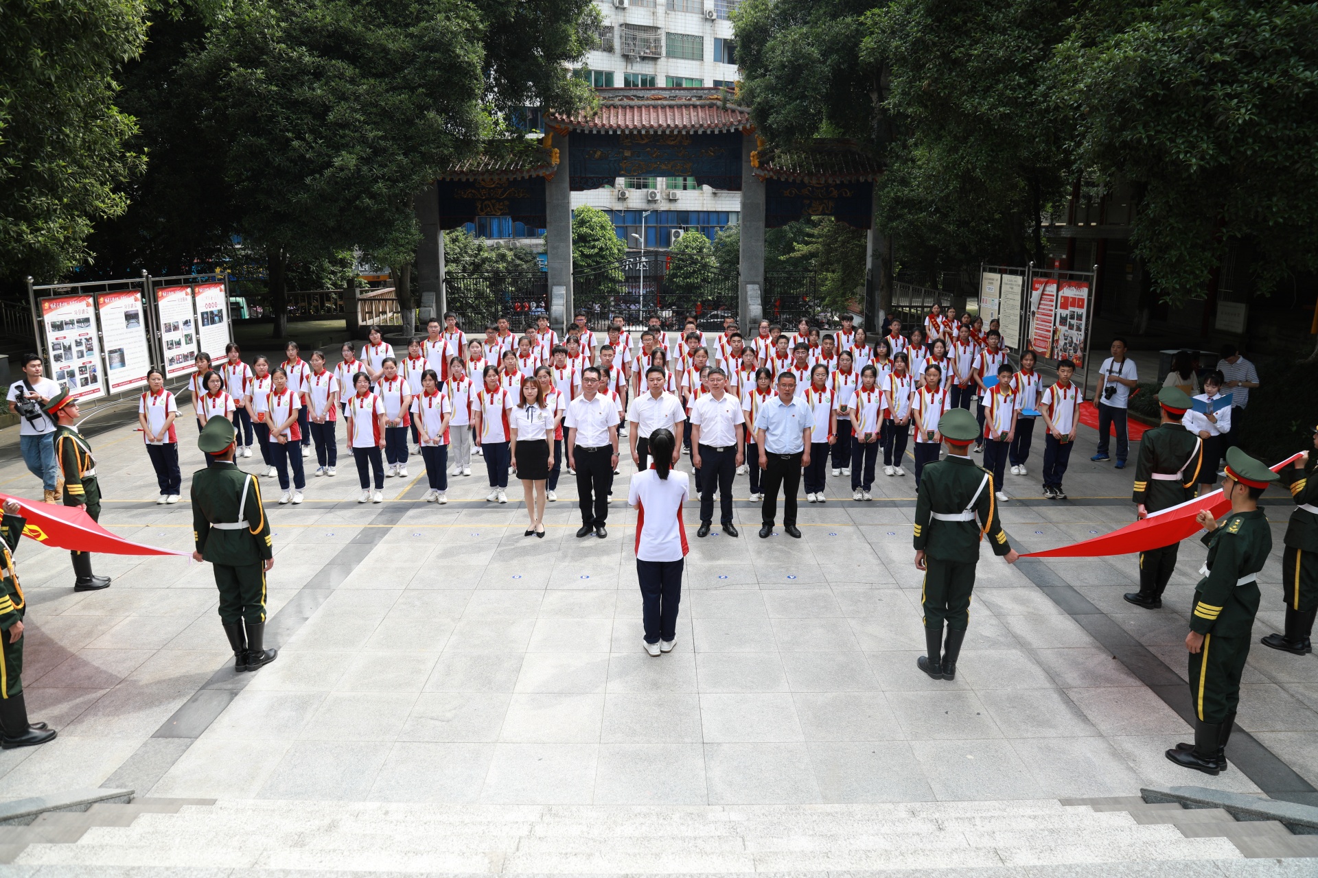 合江縣城關(guān)初級中學校舉行新團員入團儀式 第 1 張