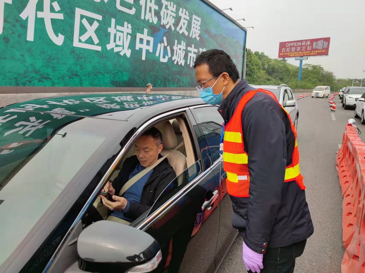 合江24小時值守 嚴(yán)格核查來返合人員“行程卡” 第 2 張