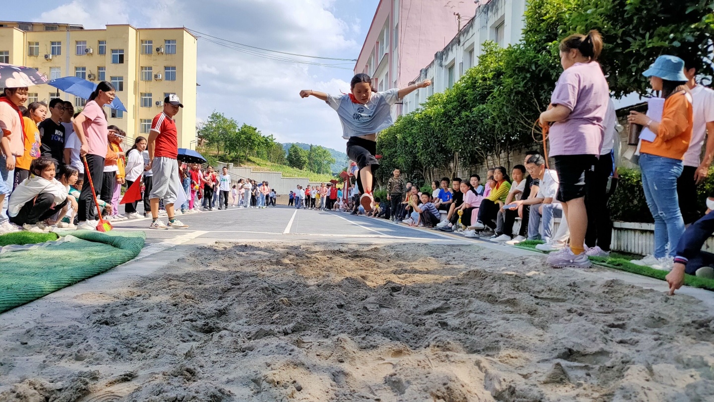 合江縣先灘鎮(zhèn)中心小學校開展“青春活力,、渲染夢想”春季運動會 第 4 張