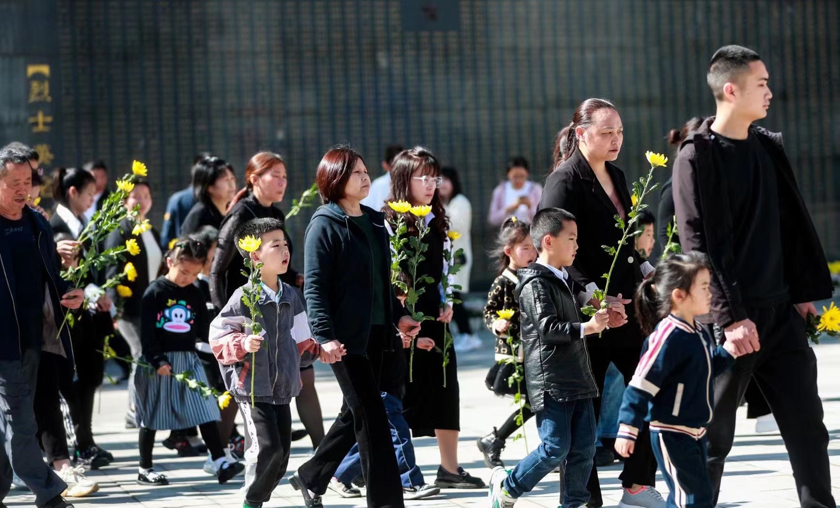 清明祭英烈,，四川66萬余人走進(jìn)烈士陵園緬懷先烈 第 2 張