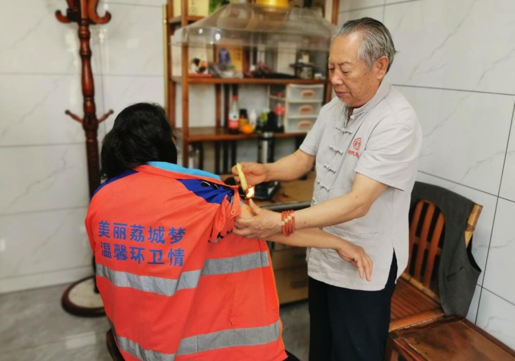 “五一”勞動節(jié) 合江地道中草藥熱灸技藝傳承人為環(huán)衛(wèi)工人免費施灸 第 2 張