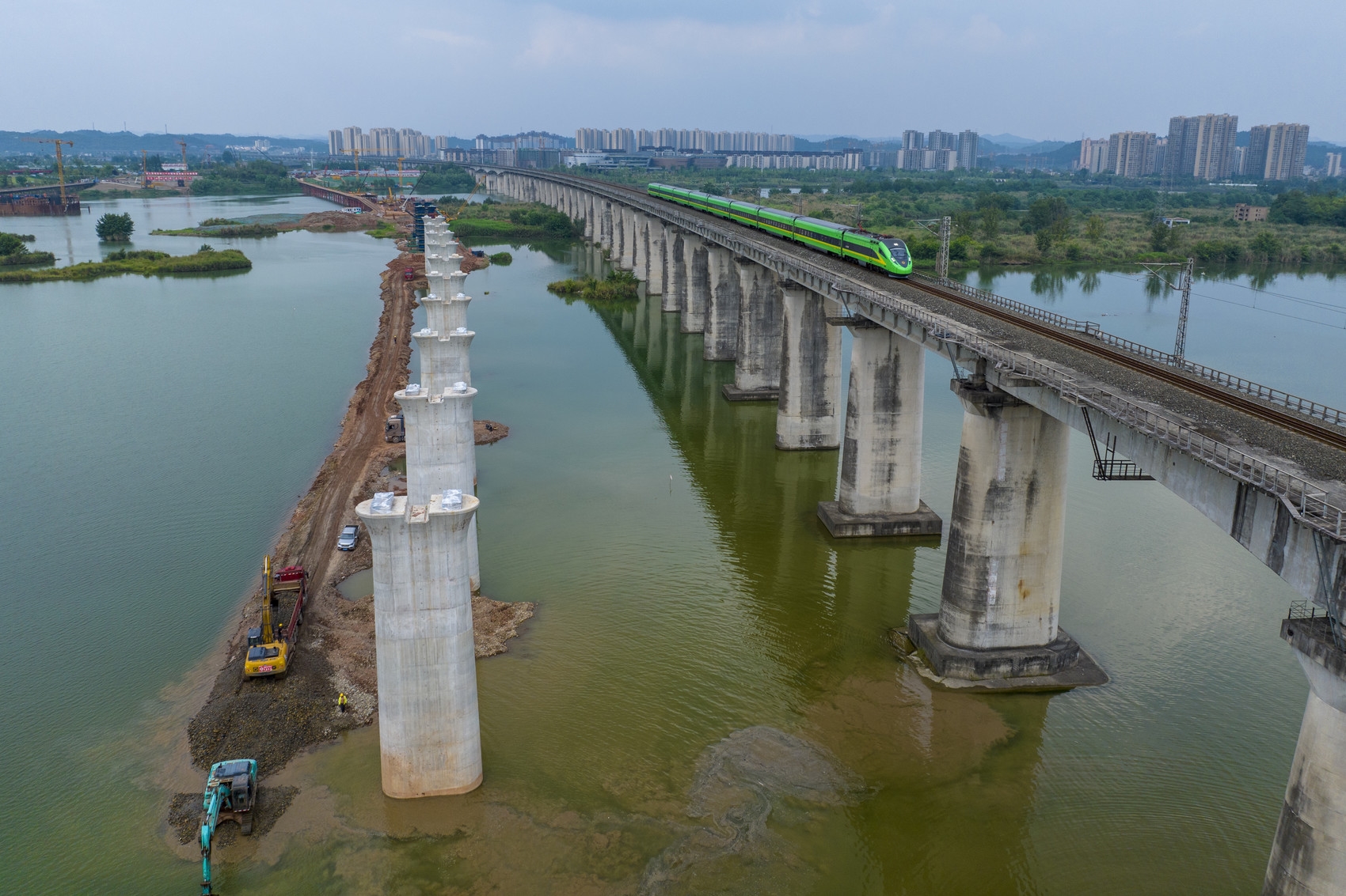 四川鐵路干線建設(shè)加速,，前五月完成投資同比增長(zhǎng)7.4% 第 1 張