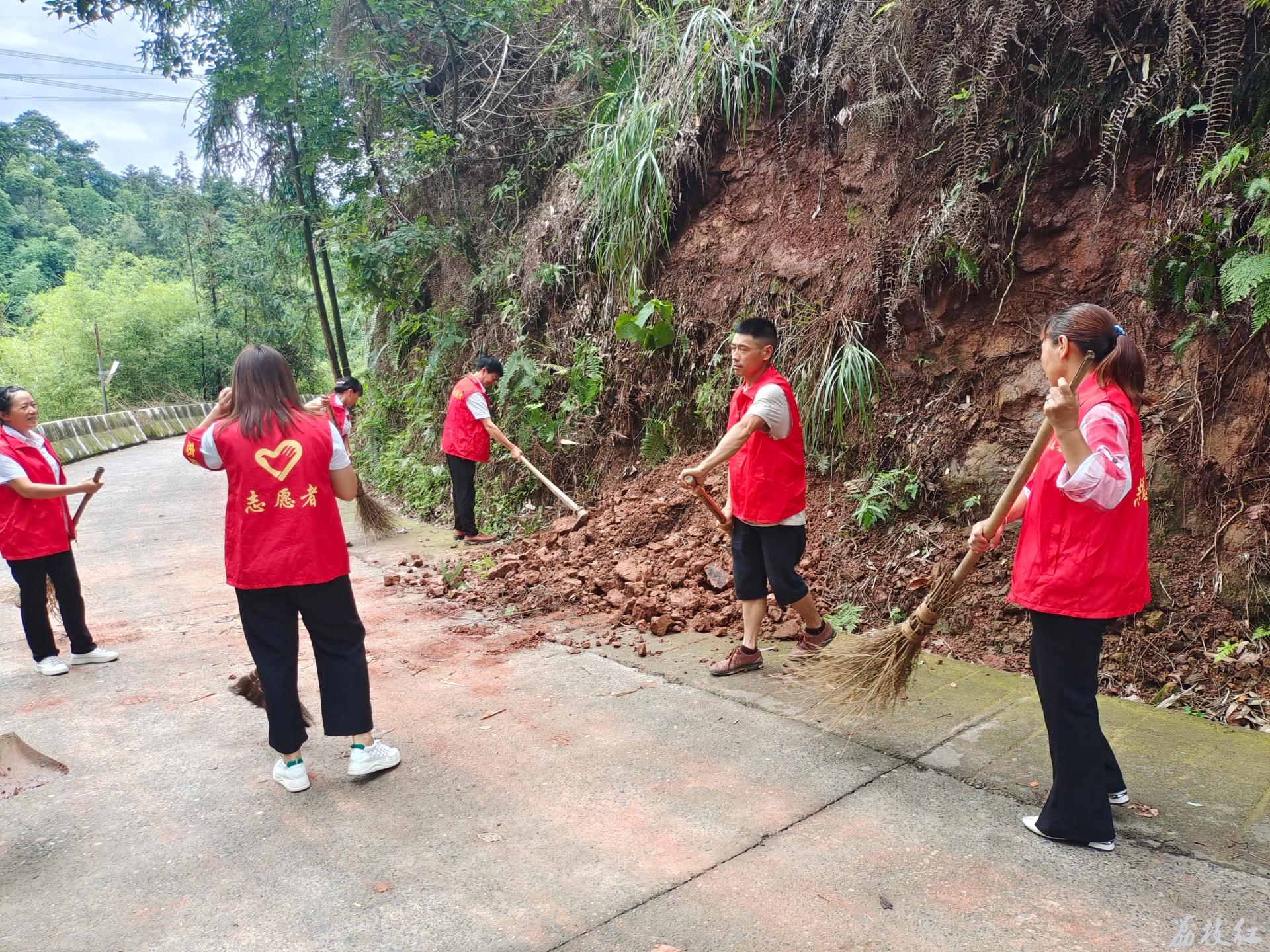 合江縣榕山鎮(zhèn)開展道路清淤志愿活動,，排除隱患保障道路暢通 第 2 張