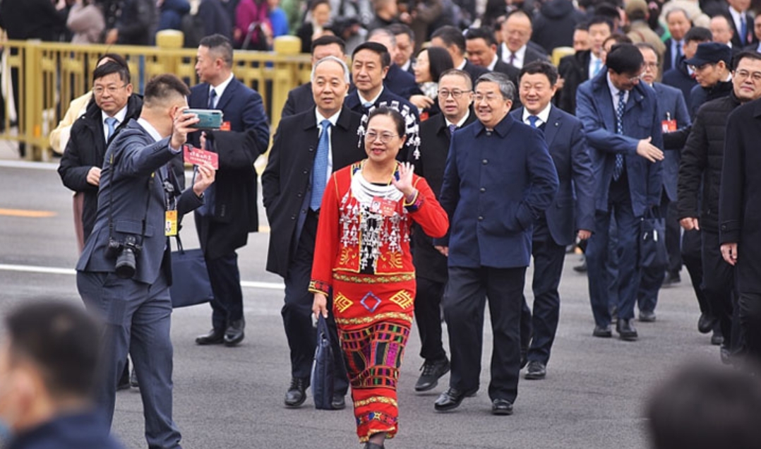 央視快評(píng)丨高舉旗幟 真抓實(shí)干 團(tuán)結(jié)奮進(jìn)——熱烈祝賀十四屆全國人大二次會(huì)議,、全國政協(xié)十四屆二次會(huì)議開幕 第 1 張