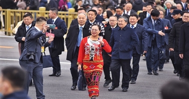 央視快評(píng)丨高舉旗幟 真抓實(shí)干 團(tuán)結(jié)奮進(jìn)——熱烈祝賀十四屆全國(guó)人大二次會(huì)議、全國(guó)政協(xié)十四屆二次會(huì)議開(kāi)幕